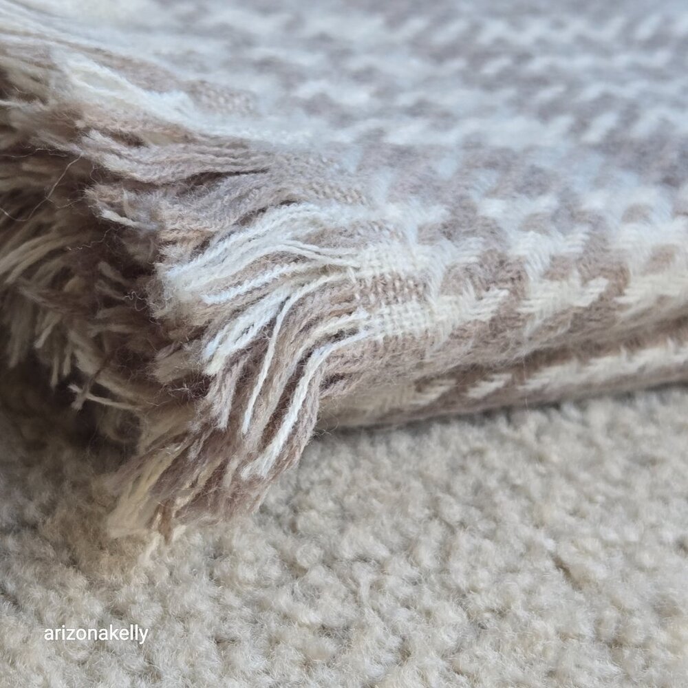 NWOT Cashmere Houndstooth Square Scarf Tan White Large - Picture 12 of 14